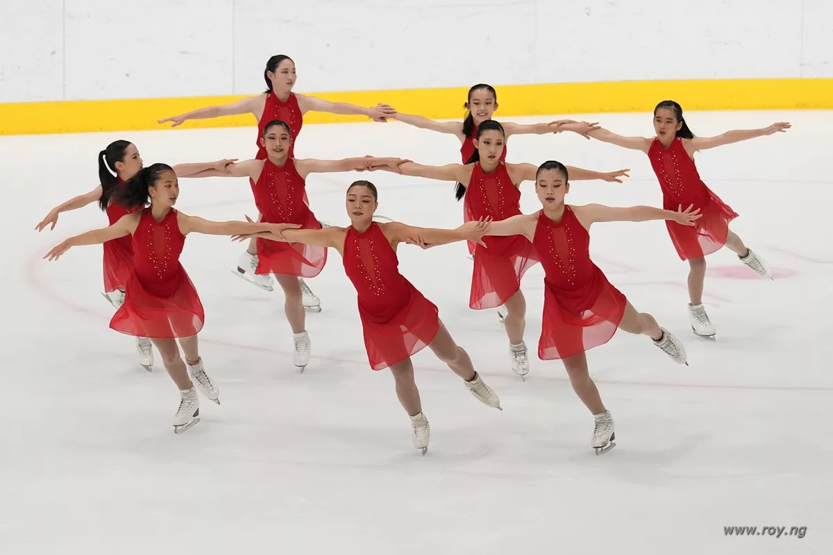 9 of the 13 skaters of Team Emotion Intermediate fielded the ice this time.  Here they were executing a pivoting block. (Credits: Roy Ng – 2026)