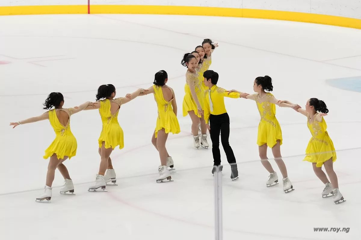 Yamabiko Starland skaters had good coordination with each other.  As a result, elements were executed with distinct and consistent choreographed shapes.  (Credits: Roy Ng – 2026)